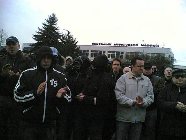 Úastníci pochodu neonacist Plzní 