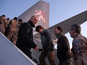 Václav Pecha (na snímku vlevo) pi odletu do Afghánistánu