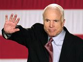 John McCain slaví vítzství v úterních primárkách