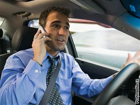 Telefonování za volantem je horí ne alkohol, tvrdí nkteí odborníci.