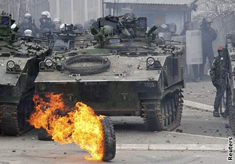 Mírové jednotky NATO steí budovu soudu OSN bhem nepokoj v Kosovské Mitrovici