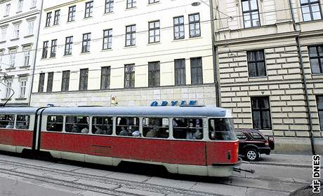 Husovou ulicí pijídí do centra auta i tramvaje.