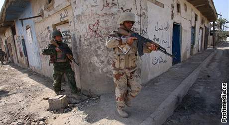 Amerití vojáci hlídkují na jedné z iráckých ulic. Ilustraní foto.