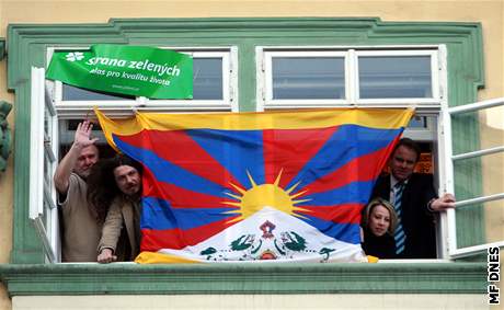 Tibetská vlajka v oknech Poslanecké snmovny