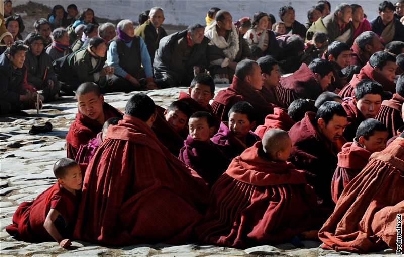 Tibettí buddhistití mnii pi protiínských protestech (14. bezna 2008)