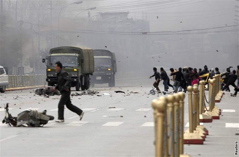 Protiínské protesty v tibetské Lhase (14. bezna 2008)