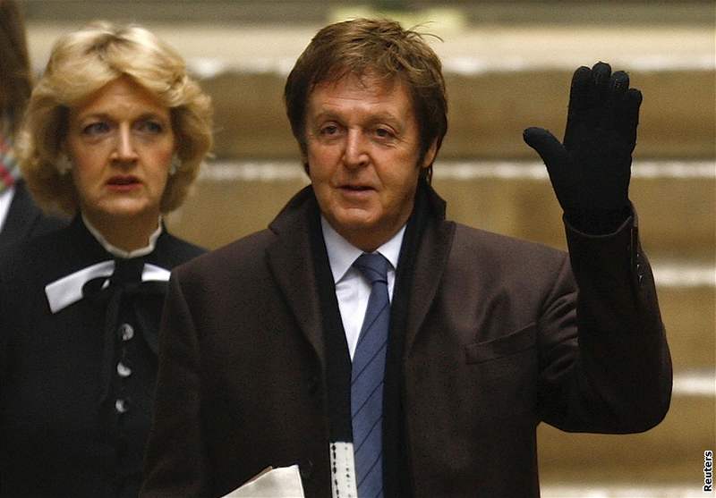Paul McCartney se svou advokátkou Fionou Shackletonovou ped soudní budovou v Londýn, 17.3.2008
