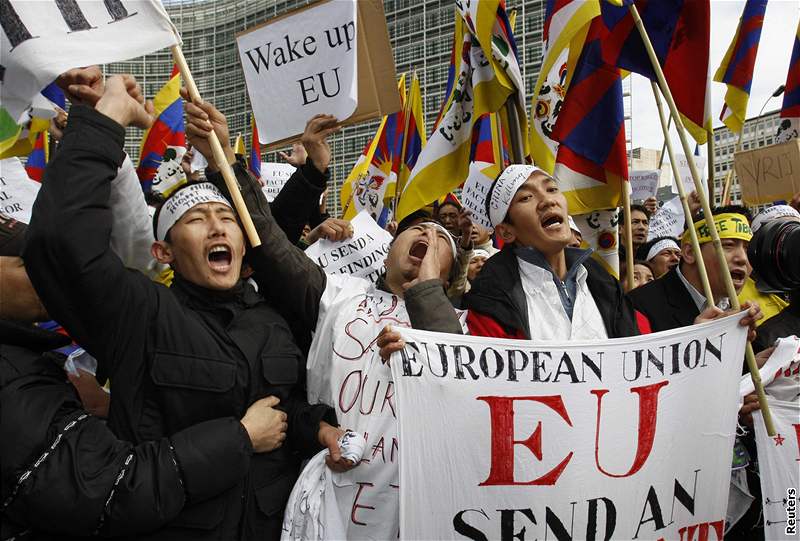 Exulanti protestují v Bruselu proti ínské okupaci Tibetu. (18. bezna 2008)