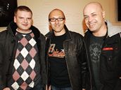 zleva: éf vlastní tvorby TV Prima Rostislav Uher, dramaturg turné a objevil Ewy Farne Leek Wronka a hudebník Petr ika