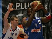 Brněnský hráč Pavel Novotný brání Rodericka Platta z USK Praha. Brněnský hráč Pavel Novotný brání Rodericka Platta z USK Praha.