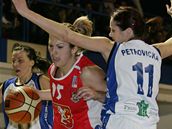 Trutnovská hráčka Blanka Petrovická brání Milenu Steffanovou z Hradce Králové. Trutnovská hráčka Blanka Petrovická brání Milenu Steffanovou z Hradce Králové.