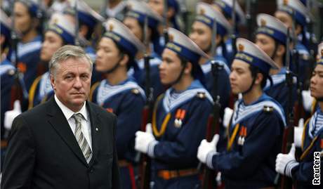 Mirek Topolánek prochází pi uvítacím ceremoniálu v Hanoji kolem estné stráe.