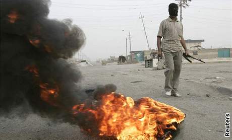 Ozbrojenec v bagdádské tvrti Sadr City (26. bezna 2008)