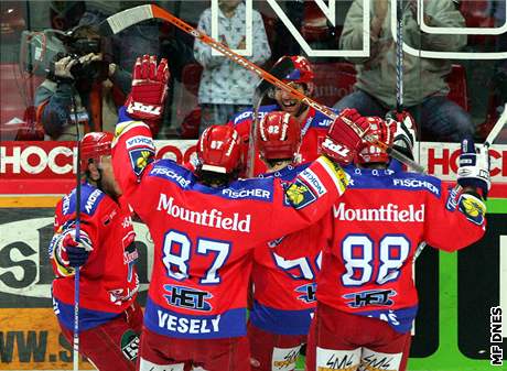 Radost hokejist eských Budjovic z první semifinálové branky v sérii proti Karlovým Varm.