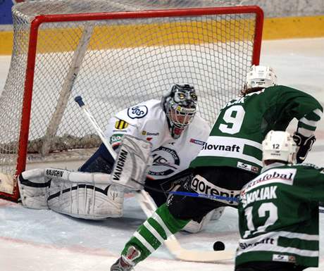 Branká Koic Miroslav Lipovský zasahuje ped Petrem Kocákem ze Skalice (uprosted) v tetím utkání semifinále play off slovenské hokejové extraligy.