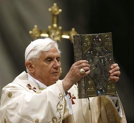 Pape Benedikt XVI.pi velikononí vigilii ve vatikánské bazilice svatého Petra