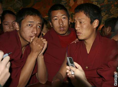 Tibettí mnii obklopení zahraniními novinái ve Lhase