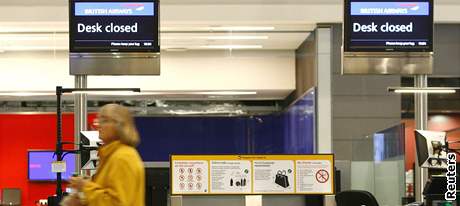 Lid uvzli na anglickm letiti Heathrow kvli porue systm na nov otevenm terminlu 5.