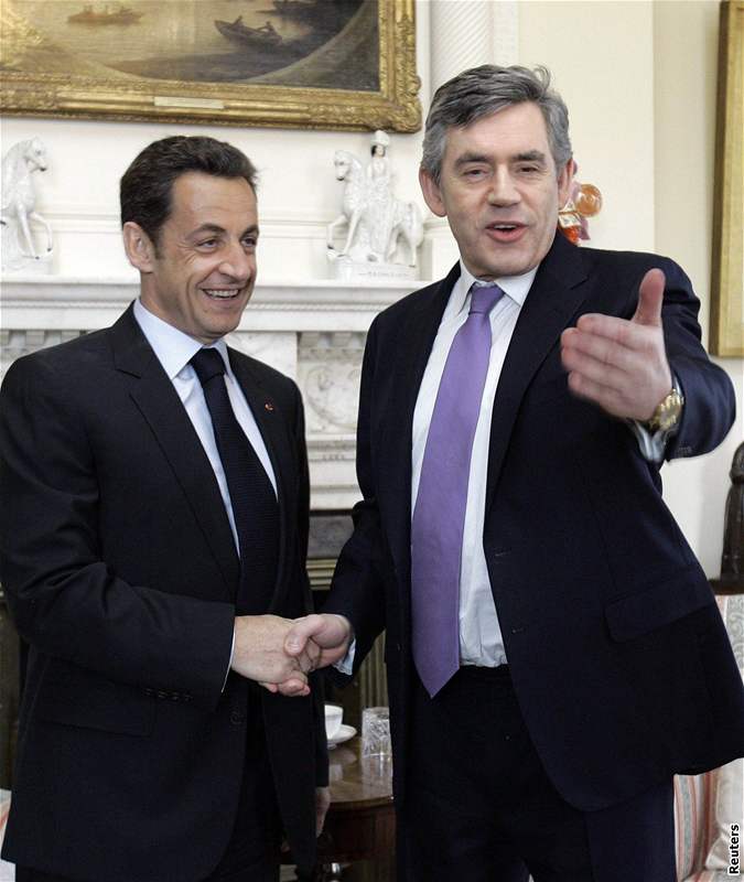 Francouzský prezident Nicolas Sarkozy s britským premiérem Gordonem Brownem. (27. bezna 2008)