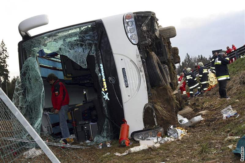 Na rakouské dálnici A1 havaroval polský autobus s turisty.