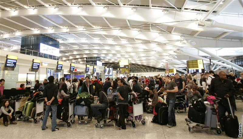 Lidé uvízli na anglickém letiti Heathrow kvli porue systém na nov oteveném terminálu 5.