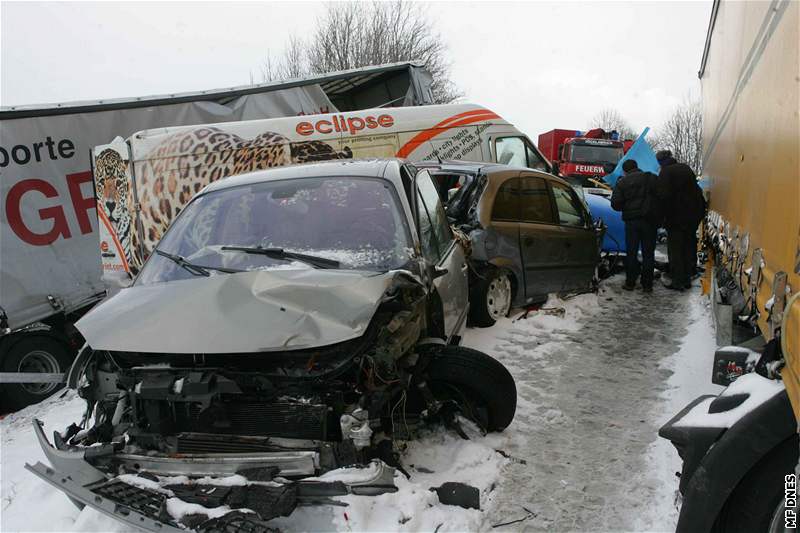 Záchranái zasahují pi hromadné nehod na dálnici A1.
