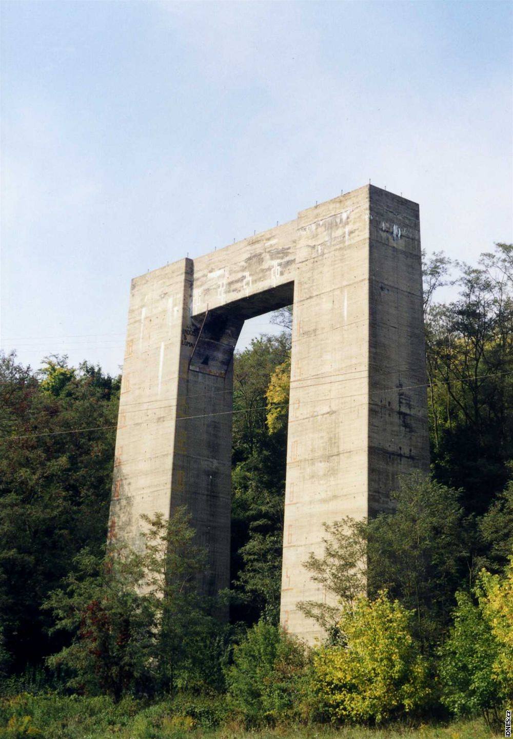 Hitlerova dálnice - Mostní pilí Hitlerovy dálnice u Brnnské pehrady slouil...