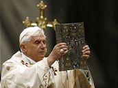 Pape Benedikt XVI.pi velikononí vigilii ve vatikánské bazilice svatého Petra
