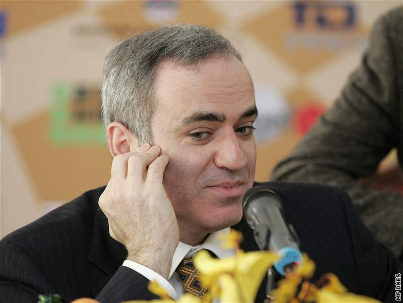 Garri Kasparov sehraje dv VIP partie a simultánku proti 25 hrám.