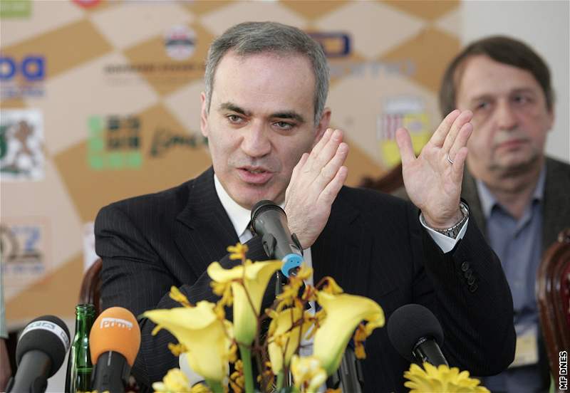 Garri Kasparov sehraje dv VIP partie a simultánku proti 25 hrám.