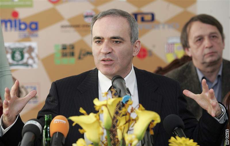 Garri Kasparov sehraje dv VIP partie a simultánku proti 25 hrám.