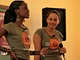 Namibijsk raperka Snazzy (vlevo) a slovensk zpvaka Tina pi hudebnm workshopu