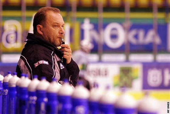 U NETRÉNUJE. Hokejový kou Václav Baouek byl poslední den roku 2011 z Karlových Var odvolán. Na jeho místo jde Vladimír Kýhos.