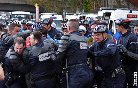 Cestu pochodn v Paíi provázely silné protesty kvli Tibetu. (7. dubna 2007)