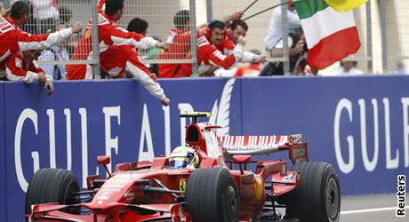 Vítz. Felipe Massa v cíli Velké ceny Bahrajnu.