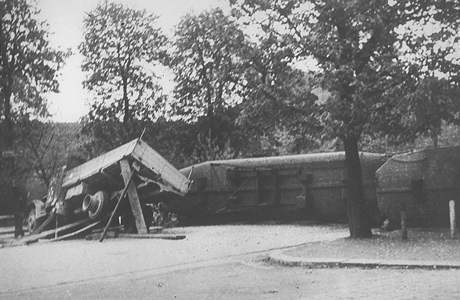 Bombardovn Brna v dubnu 1945. Barikda v dnen tefnikov ulici.