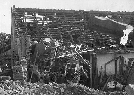 Bombardovn Brna v dubnu 1945. Ruiny statku v Herpicch.