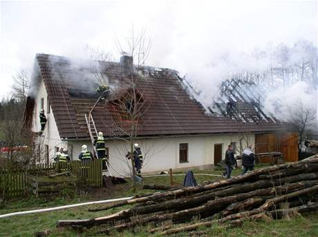 Por rodinnho domu v Hlinn u Rychnova nad Knnou (3.4.2008)