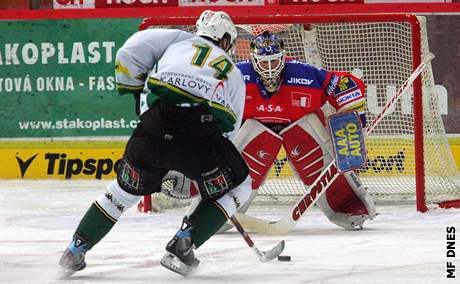 Karlovarský hokejista Milan Kraft v semifinále proti eským Budjovicím.