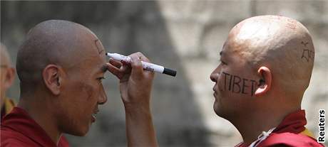 Tibett mnii si na protest proti tvrdm zsahm nsk policie oholili hlavy