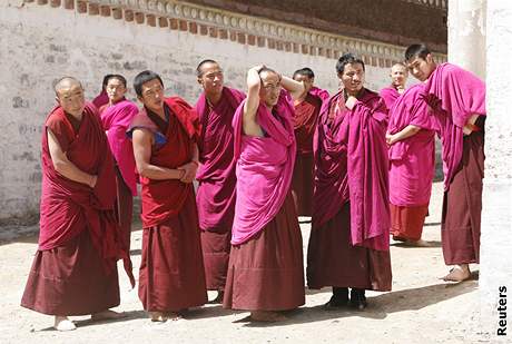 Na tibetské mnichy v záí eká zkouka z ínské propagandy. Pokud neuspjí, budou muset do civilu.