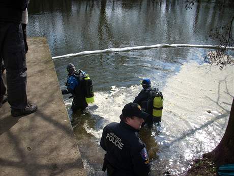 Policist zkoumaj pehradu