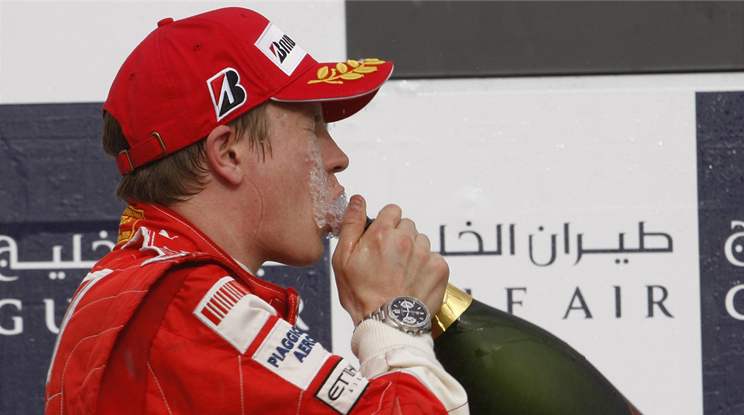 Kimi Räikkönen slaví druhé místo ve Velké cen Bahrajnu.