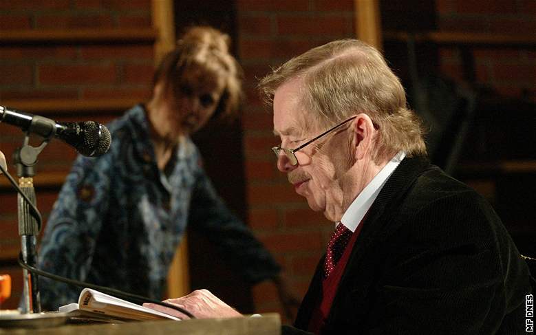 Václav Havel pi dubnovém scénickém tení z nové hry Odcházení v Brn