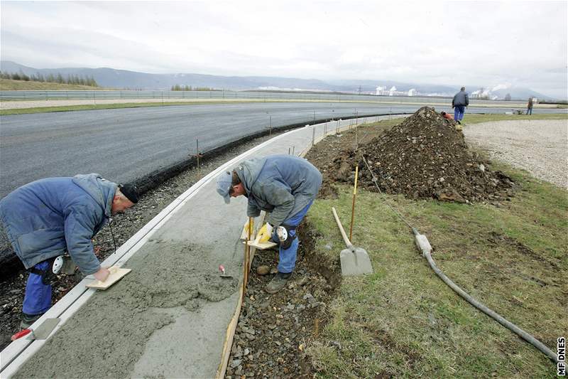 SPECIÁLNÍ ASFALT. Nový povrch, který se nyní buduje na závodní dráze mosteckého autodromu, musí splovat písná technická a bezpenostní kritéria stanovená mezinárodními asociacemi automobilového a motoristického sportu.