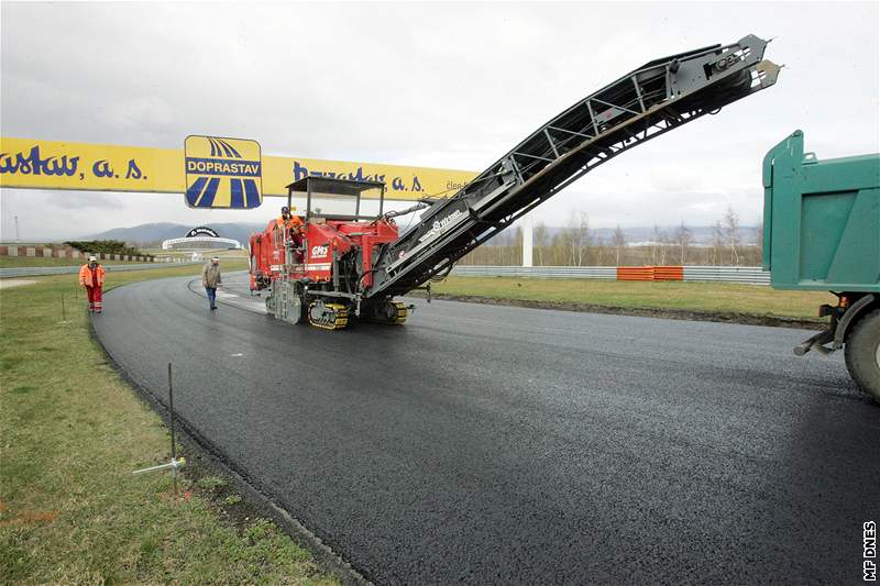 SPECIÁLNÍ ASFALT. Nový povrch, který se nyní buduje na závodní dráze mosteckého autodromu, musí splovat písná technická a bezpenostní kritéria stanovená mezinárodními asociacemi automobilového a motoristického sportu.