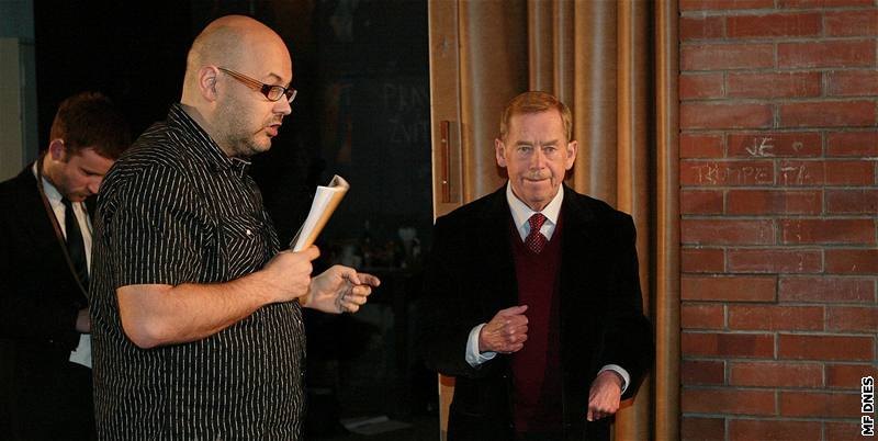 Václav Havel a Vladimír Morávek v brnnském divadle Husa na provázku ve he Odcházení