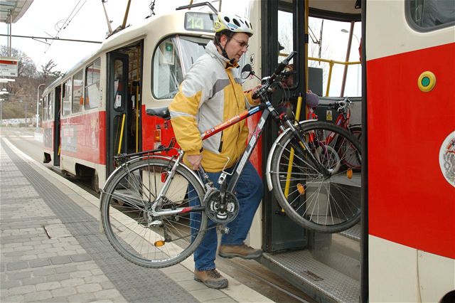 Na pti trasách mohou cyklisté vyuít tramvají.
