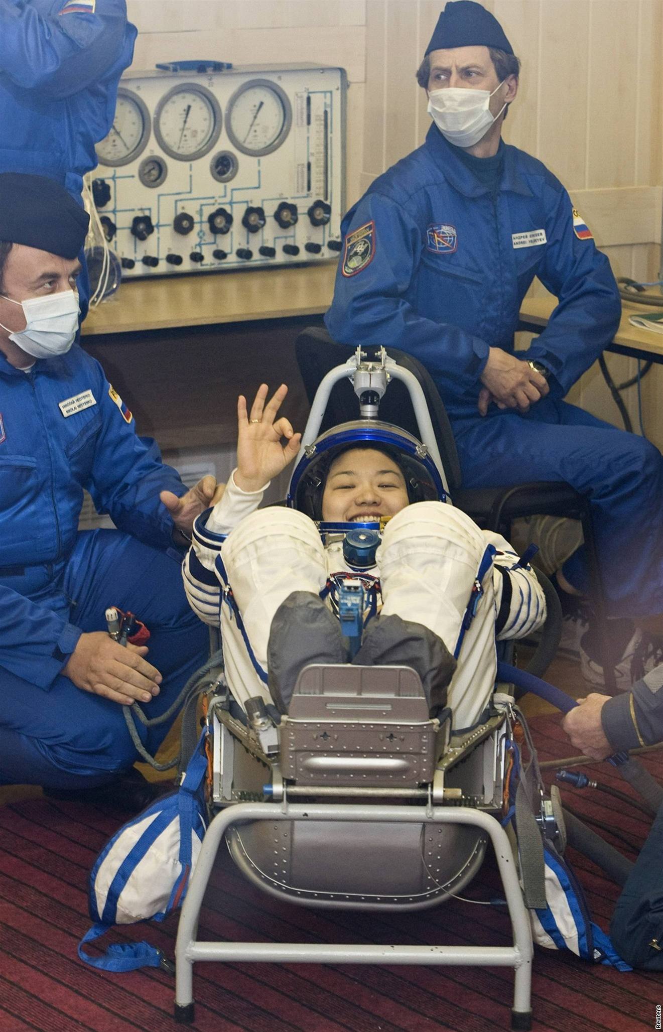 Jihokorejská astronautka I So-jon po pistání na Zem.
