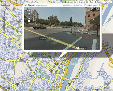 Pohled na ulici s moností posouvání v Google Maps